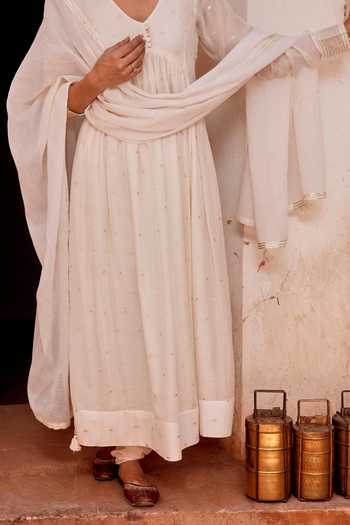Buy Karaj Jaipur Off White Cotton, Muslin, Kota Doria V-neck Mul Anarkali Set Buy_Karaj Jaipur_Off White Cotton, Muslin, Kota Doria V-neck Mul Anarkali Set