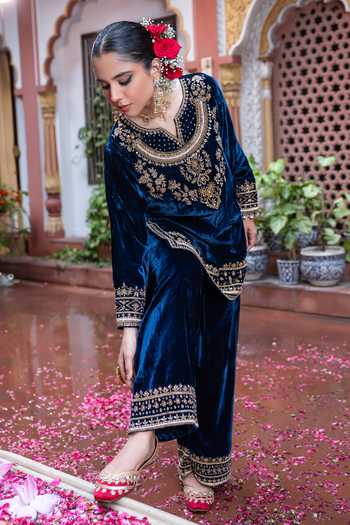 Buy_Tarrz_Blue Silk, Velvet Round Neck, Yes Hand Embroidered Kurta And Pant Set _Online_at_Aza_Fashions
