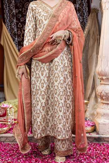Buy_Tarrz_Beige Silk, Tissue, Organza V-neck Zardozi Embroidered Kurta Set _Online_at_Aza_Fashions