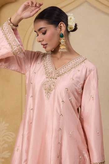 Nitisha Kashyap_Peach Silk, Organza V-neck, Yes Aafreen Kurta Set _Online_at_Aza_Fashions