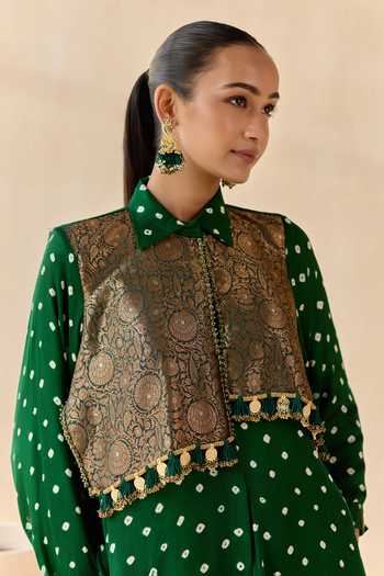 5elements Green Satin, Modal Collared Neck Pavitra Bandhani Inspired Kurta Set at Aza Fashions 5elements_Green Satin, Modal Collared Neck Pavitra Bandhani Inspired Kurta Set _at_Aza_Fashions