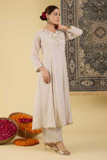 BAIDEHI_Grey Chanderi V-neck Floral Embroidered Kurta Set _at_Aza_Fashions