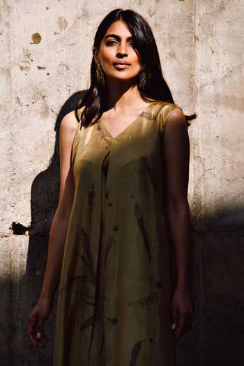 Jasmine Bains Gold Silk V-neck Eco Print Mulberry Kaftan Online at Aza Fashions Jasmine Bains_Gold Silk V-neck Eco Print Mulberry Kaftan _Online_at_Aza_Fashions