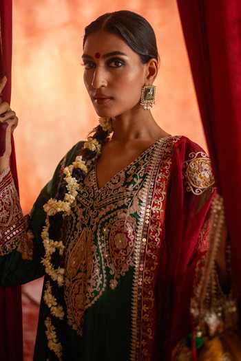 Buy Studio Rang by Swati Green Chanderi Silk, Silk, Chiffon V-neck, Yes Resham Aari Embroidered Kurta Set Online at Aza Fashions Buy_Studio Rang by Swati_Green Chanderi Silk, Silk, Chiffon V-neck, Yes Resham Aari Embroidered Kurta Set _Online_at_Aza_Fashions