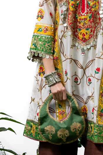 Buy_Studio Rang by Swati_Off White Chanderi , Embroidery Round Neck, Yes Sheen Kurta Set _Online_at_Aza_Fashions