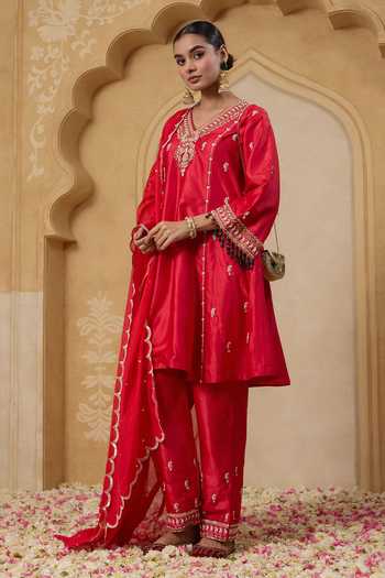 Nitisha Kashyap_Red Silk, Organza V-neck Aafreen Embroidered Kurta Set _Online_at_Aza_Fashions