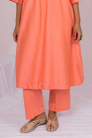 Mushio_Peach Chanderi Keyhole Neck Pintuck Floral Lace Kurta _Online_at_Aza_Fashions