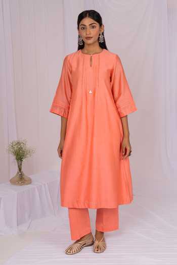 Buy_Mushio_Peach Chanderi Keyhole Neck Pintuck Floral Lace Kurta _Online_at_Aza_Fashions