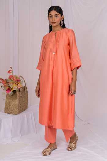 Buy_Mushio_Peach Chanderi Keyhole Neck Pintuck Floral Lace Kurta 