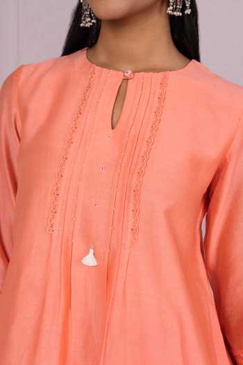 Shop_Mushio_Peach Chanderi Keyhole Neck Pintuck Floral Lace Kurta 