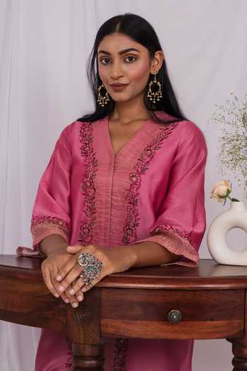 Buy_Mushio_Pink Chanderi V-neck Floral Embroidered Kurta _Online_at_Aza_Fashions