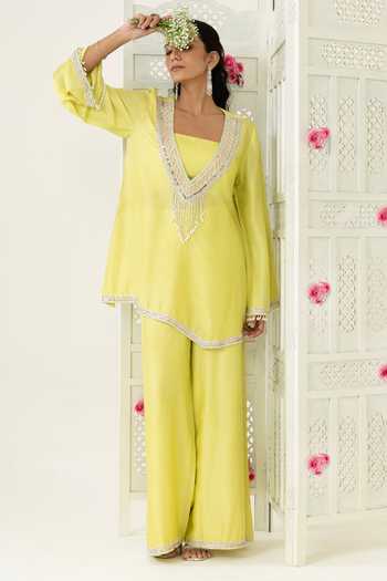 BAHAARA BY DIVYA NARULA Yellow Silk Embroidery V-, Square Amna Kurta Palazzo Set Online at Aza Fashions BAHAARA BY DIVYA NARULA_Yellow Silk Embroidery V-, Square Amna Kurta Palazzo Set _Online_at_Aza_Fashions