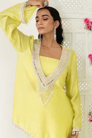 BAHAARA BY DIVYA NARULA Yellow Silk Embroidery V-, Square Amna Kurta Palazzo Set at Aza Fashions BAHAARA BY DIVYA NARULA_Yellow Silk Embroidery V-, Square Amna Kurta Palazzo Set _at_Aza_Fashions