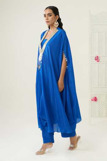 Shop_BAHAARA BY DIVYA NARULA_Cobalt Crepe V-neck Arwa Geometric Work Kurta Set _Online_at_Aza_Fashions