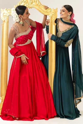 Shop BAHAARA BY DIVYA NARULA Red Crepe, Organza Sweetheart Neck Mehru Hand Embroidered Anarkali And Dupatta Set Online at Aza Fashions Shop_BAHAARA BY DIVYA NARULA_Red Crepe, Organza Sweetheart Neck Mehru Hand Embroidered Anarkali And Dupatta Set _Online_at_Aza_Fashions