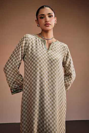 Buy The Royaleum Beige Silk Split V-neck Checkered Pattern Kaftan Online at Aza Fashions Buy_The Royaleum_Beige Silk Split V-neck Checkered Pattern Kaftan _Online_at_Aza_Fashions