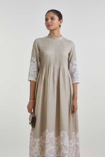 Buy_SOBARIKO_Grey Linen High Neck Lucy Lace Print Pleated Dress 