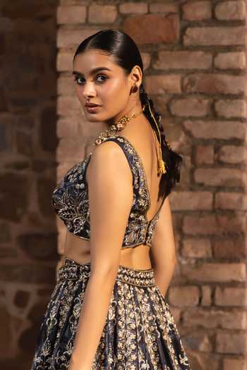 Buy Devkalii Black Net V-neck Floral Embroidered Lehenga Set Online at Aza Fashions Buy_Devkalii_Black Net V-neck Floral Embroidered Lehenga Set _Online_at_Aza_Fashions