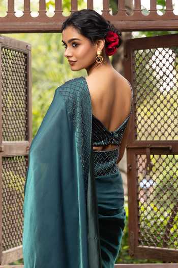 Buy Devkalii Green Organza Sweetheart Neck Embroidered Saree And Blouse Set Online at Aza Fashions Buy_Devkalii_Green Organza Sweetheart Neck Embroidered Saree And Blouse Set _Online_at_Aza_Fashions