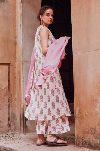 Shop_Karaj Jaipur_Off White Cotton, Kota Doria V-neck Floral Print Kurta Set _Online_at_Aza_Fashions