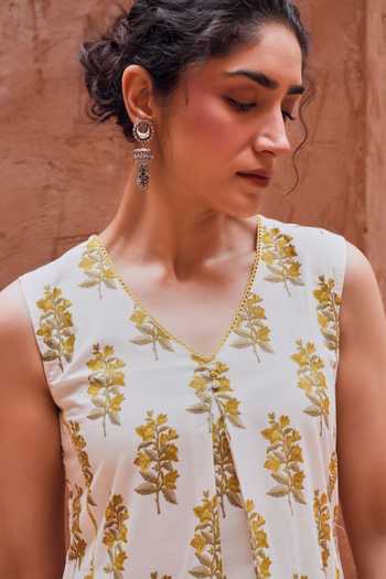 Karaj Jaipur Off White Cotton, Kota Doria V-neck, Yes Floral Print Kurta Set Online at Aza Fashions Karaj Jaipur_Off White Cotton, Kota Doria V-neck, Yes Floral Print Kurta Set _Online_at_Aza_Fashions