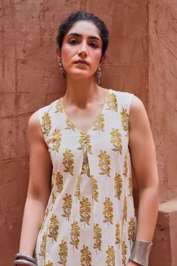 Shop Karaj Jaipur Off White Cotton, Kota Doria V-neck, Yes Floral Print Kurta Set Online at Aza Fashions Shop_Karaj Jaipur_Off White Cotton, Kota Doria V-neck, Yes Floral Print Kurta Set _Online_at_Aza_Fashions