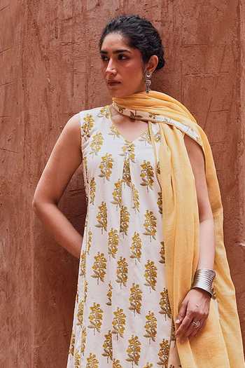 Karaj Jaipur Off White Cotton, Kota Doria V-neck, Yes Floral Print Kurta Set at Aza Fashions Karaj Jaipur_Off White Cotton, Kota Doria V-neck, Yes Floral Print Kurta Set _at_Aza_Fashions