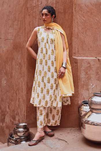 Shop Karaj Jaipur Off White Cotton, Kota Doria V-neck, Yes Floral Print Kurta Set Shop_Karaj Jaipur_Off White Cotton, Kota Doria V-neck, Yes Floral Print Kurta Set