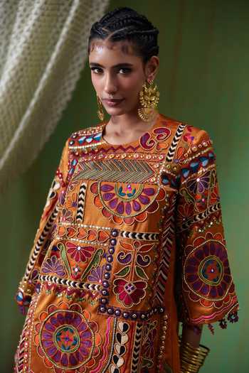 Payal & Zinal Purple Round Neck, Yes Mumtaz Embroidered Kurta And Pant Set at Aza Fashions Payal & Zinal_Purple Round Neck, Yes Mumtaz Embroidered Kurta And Pant Set _at_Aza_Fashions