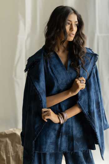 Shop Pooja-Keyur Blue Denim V-neck Tie-dye Short Trench Jacket Online at Aza Fashions Shop_Pooja-Keyur_Blue Denim V-neck Tie-dye Short Trench Jacket _Online_at_Aza_Fashions