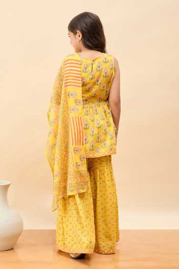 StyloBug Floral Print Kurta Set 