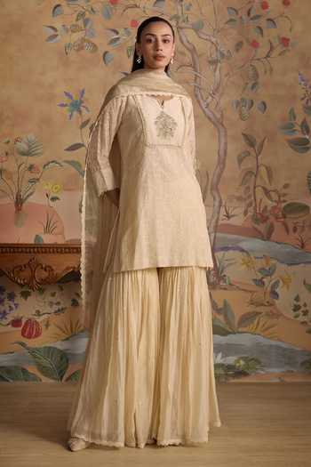 Buy_Kritika Dawar_Ivory Chanderi, Organza V-neck Ruh Embroidered Kurta Set _Online_at_Aza_Fashions