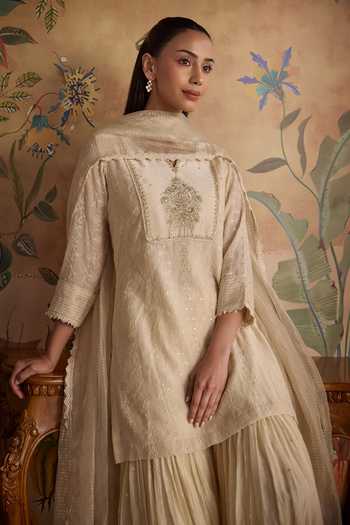 Kritika Dawar_Ivory Chanderi, Organza V-neck Ruh Embroidered Kurta Set _at_Aza_Fashions