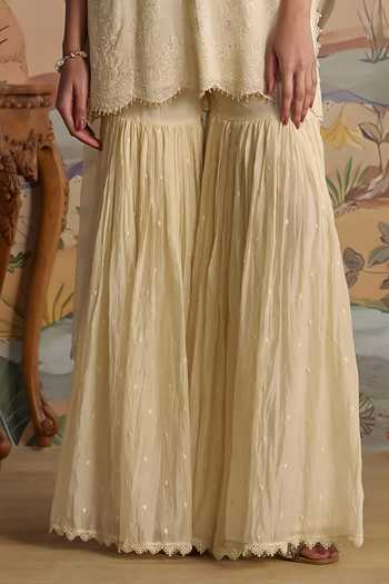 Kritika Dawar Ivory Chanderi V-neck Paakiza Scalloped Short Kurta Set Online at Aza Fashions Kritika Dawar_Ivory Chanderi V-neck Paakiza Scalloped Short Kurta Set _Online_at_Aza_Fashions