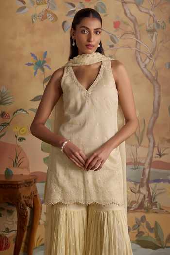 Buy Kritika Dawar Ivory Chanderi V-neck Paakiza Scalloped Short Kurta Set Online at Aza Fashions Buy_Kritika Dawar_Ivory Chanderi V-neck Paakiza Scalloped Short Kurta Set _Online_at_Aza_Fashions