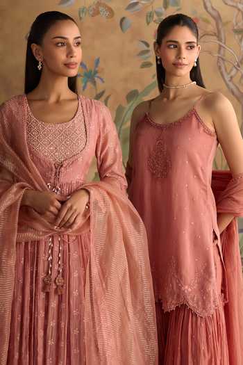 Kritika Dawar Ivory Chanderi V-neck Paakiza Scalloped Short Kurta Set at Aza Fashions Kritika Dawar_Ivory Chanderi V-neck Paakiza Scalloped Short Kurta Set _at_Aza_Fashions