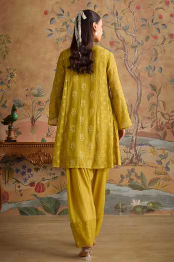 Kritika Dawar Avira Embroidered Kurta & Pant Set