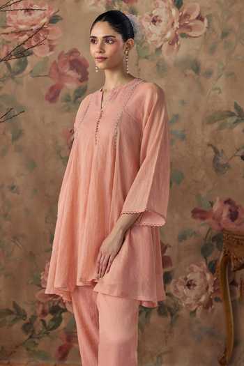 Kritika Dawar Pink Tissue Split V-neck, Yes Zaina Hand Embellished Kurta Set Online at Aza Fashions Kritika Dawar_Pink Tissue Split V-neck, Yes Zaina Hand Embellished Kurta Set _Online_at_Aza_Fashions