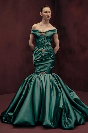 Buy_Gauri & Nainika_Green Satin Crystals, Bows, Brooches Off-shoulder Off Mermaid Gown 