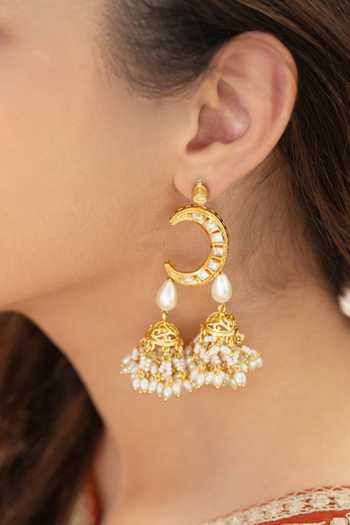 Buy_Do Taara_Gold Plated Pearls Embellished Jhumka Earrings _Online_at_Aza_Fashions