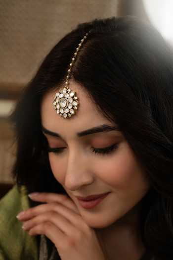 Do Taara Gold Plated Floral Polki Embellished Maang Tikka Online at Aza Fashions Do Taara_Gold Plated Floral Polki Embellished Maang Tikka _Online_at_Aza_Fashions