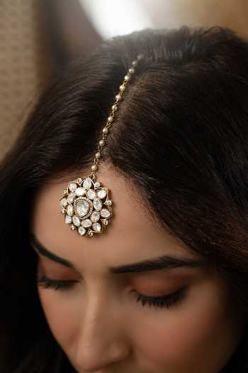 Buy Do Taara Gold Plated Floral Polki Embellished Maang Tikka Online at Aza Fashions Buy_Do Taara_Gold Plated Floral Polki Embellished Maang Tikka _Online_at_Aza_Fashions