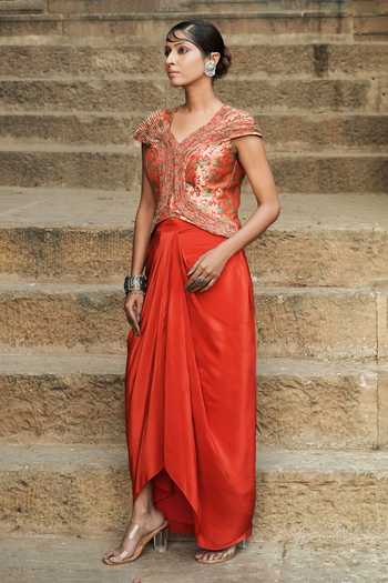 Shop Eraaya by Ratika J Red Silk, Satin V-neck Moulded Banarasi Kimkhab Top With Skirt Online at Aza Fashions Shop_Eraaya by Ratika J_Red Silk, Satin V-neck Moulded Banarasi Kimkhab Top With Skirt _Online_at_Aza_Fashions