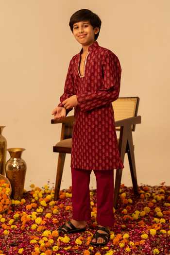 Pomcha Jaipur_Maroon Cotton Butti Print Kurta Set _at_Aza_Fashions