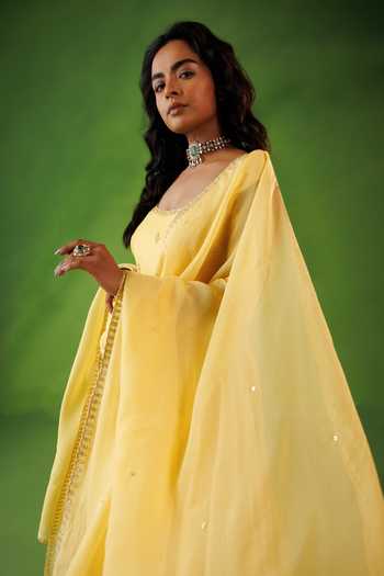 Kisakshi Jaipur Yellow Chanderi, Organza Square Neck Embroidered Pleated Kurta Set Online at Aza Fashions Kisakshi Jaipur_Yellow Chanderi, Organza Square Neck Embroidered Pleated Kurta Set _Online_at_Aza_Fashions