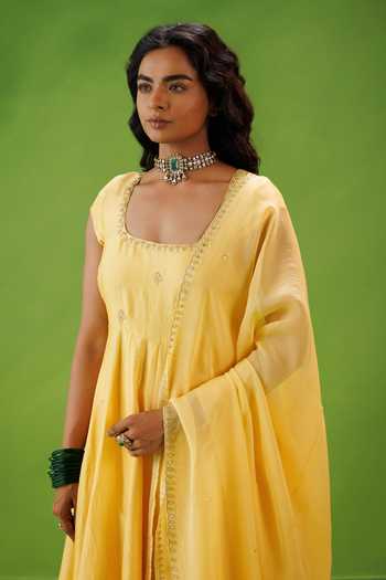 Buy Kisakshi Jaipur Yellow Chanderi, Organza Square Neck Embroidered Pleated Kurta Set Online at Aza Fashions Buy_Kisakshi Jaipur_Yellow Chanderi, Organza Square Neck Embroidered Pleated Kurta Set _Online_at_Aza_Fashions