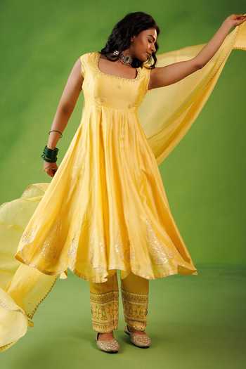 Shop Kisakshi Jaipur Yellow Chanderi, Organza Square Neck Embroidered Pleated Kurta Set Online at Aza Fashions Shop_Kisakshi Jaipur_Yellow Chanderi, Organza Square Neck Embroidered Pleated Kurta Set _Online_at_Aza_Fashions