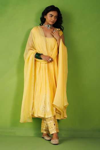 Shop Kisakshi Jaipur Yellow Chanderi, Organza Square Neck Embroidered Pleated Kurta Set Shop_Kisakshi Jaipur_Yellow Chanderi, Organza Square Neck Embroidered Pleated Kurta Set