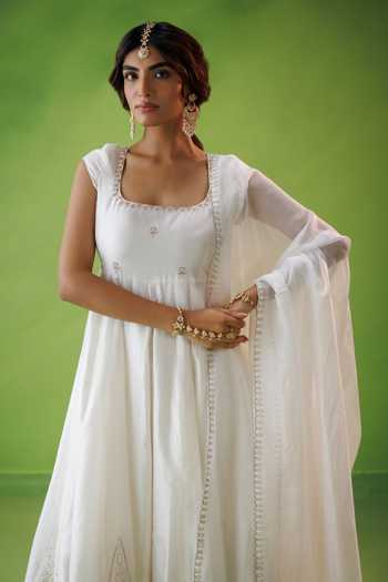Kisakshi Jaipur Ivory Organza, Chanderi Square Neck, Yes Zari Work Kurta Set Online at Aza Fashions Kisakshi Jaipur_Ivory Organza, Chanderi Square Neck, Yes Zari Work Kurta Set _Online_at_Aza_Fashions