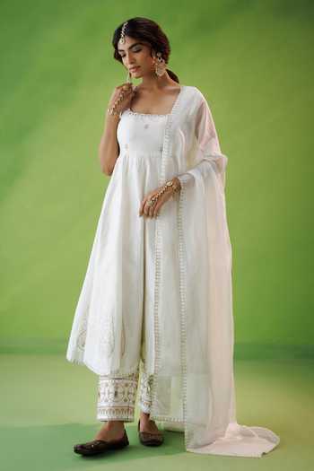 Buy Kisakshi Jaipur Ivory Organza, Chanderi Square Neck, Yes Zari Work Kurta Set Online at Aza Fashions Buy_Kisakshi Jaipur_Ivory Organza, Chanderi Square Neck, Yes Zari Work Kurta Set _Online_at_Aza_Fashions